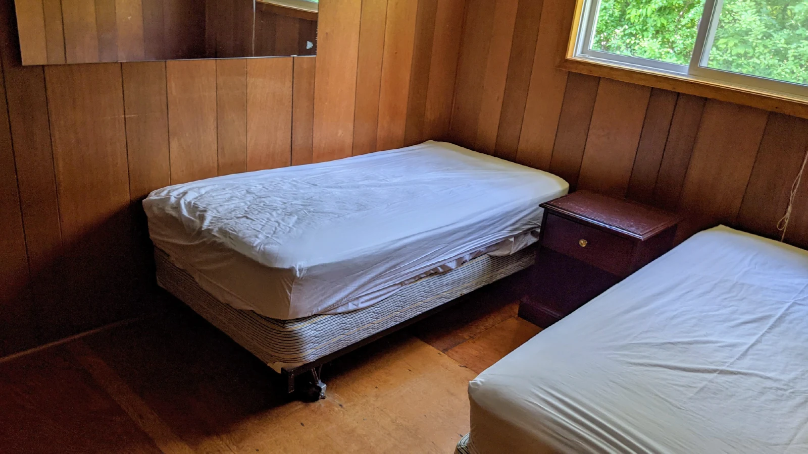 Pigeon-Lake-Resort-Cottage-sixteen-third-bedroom-two-single-beds